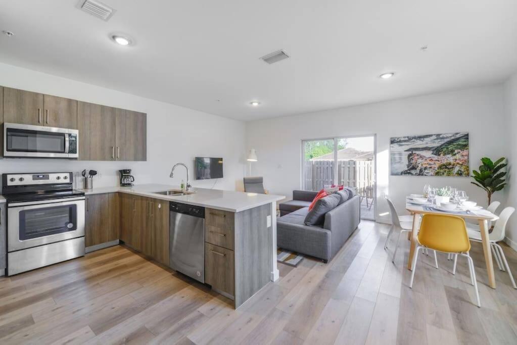 Amazing Town House 15 Min From The Beach Wfree Parking Villa Miami Esterno foto