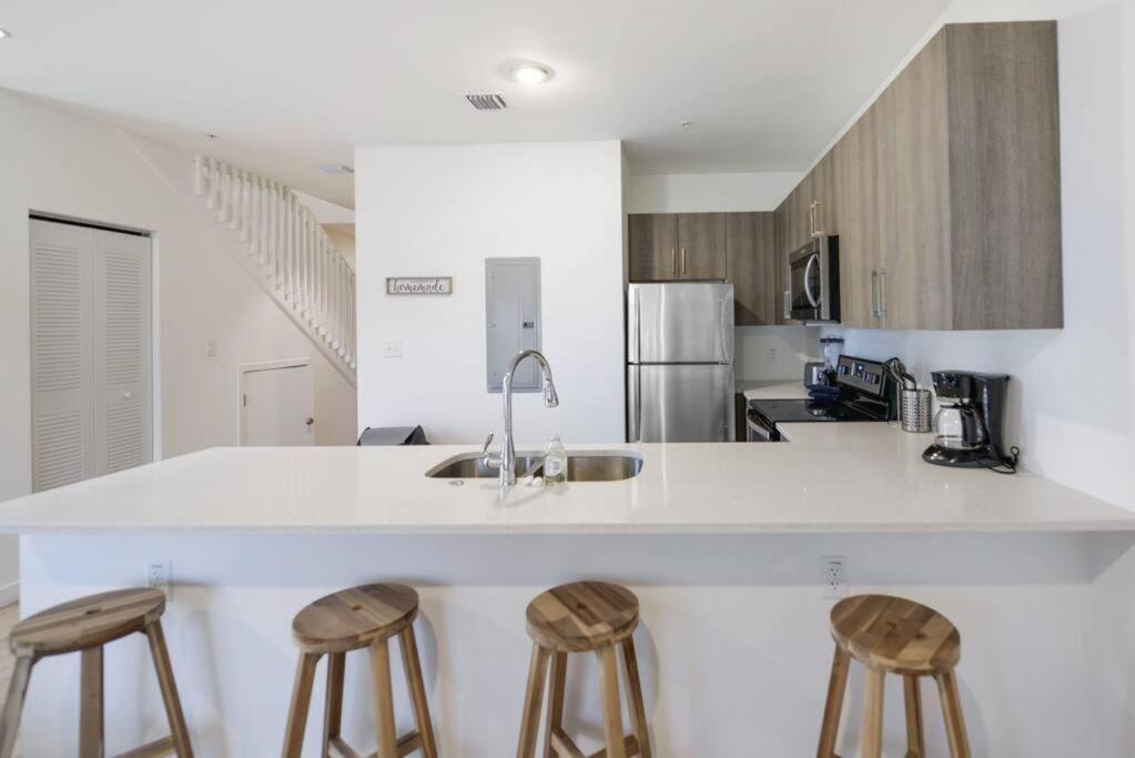 Amazing Town House 15 Min From The Beach Wfree Parking Villa Miami Esterno foto