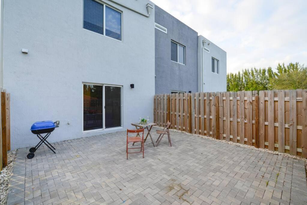 Amazing Town House 15 Min From The Beach Wfree Parking Villa Miami Esterno foto