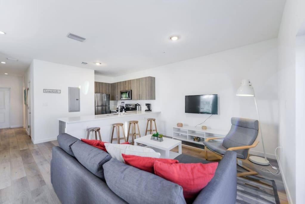 Amazing Town House 15 Min From The Beach Wfree Parking Villa Miami Esterno foto